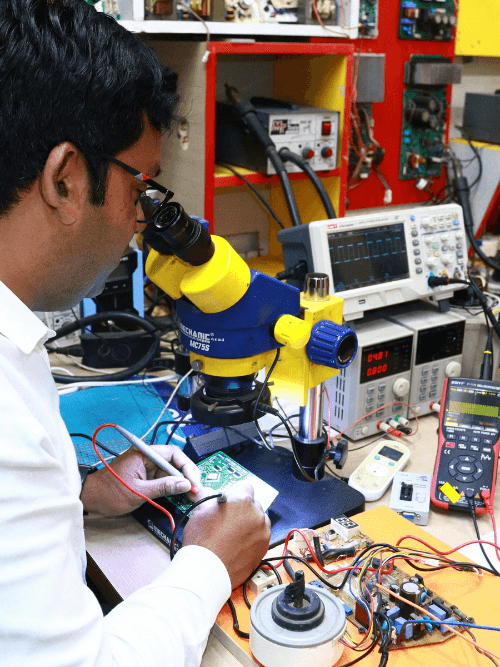 A student working in a lab at CATS College Lahore to master inter tech courses in Lahore for better employment.